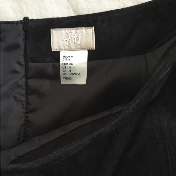 Dark brown suede mini skirt with fringes - Picture 2 of 2